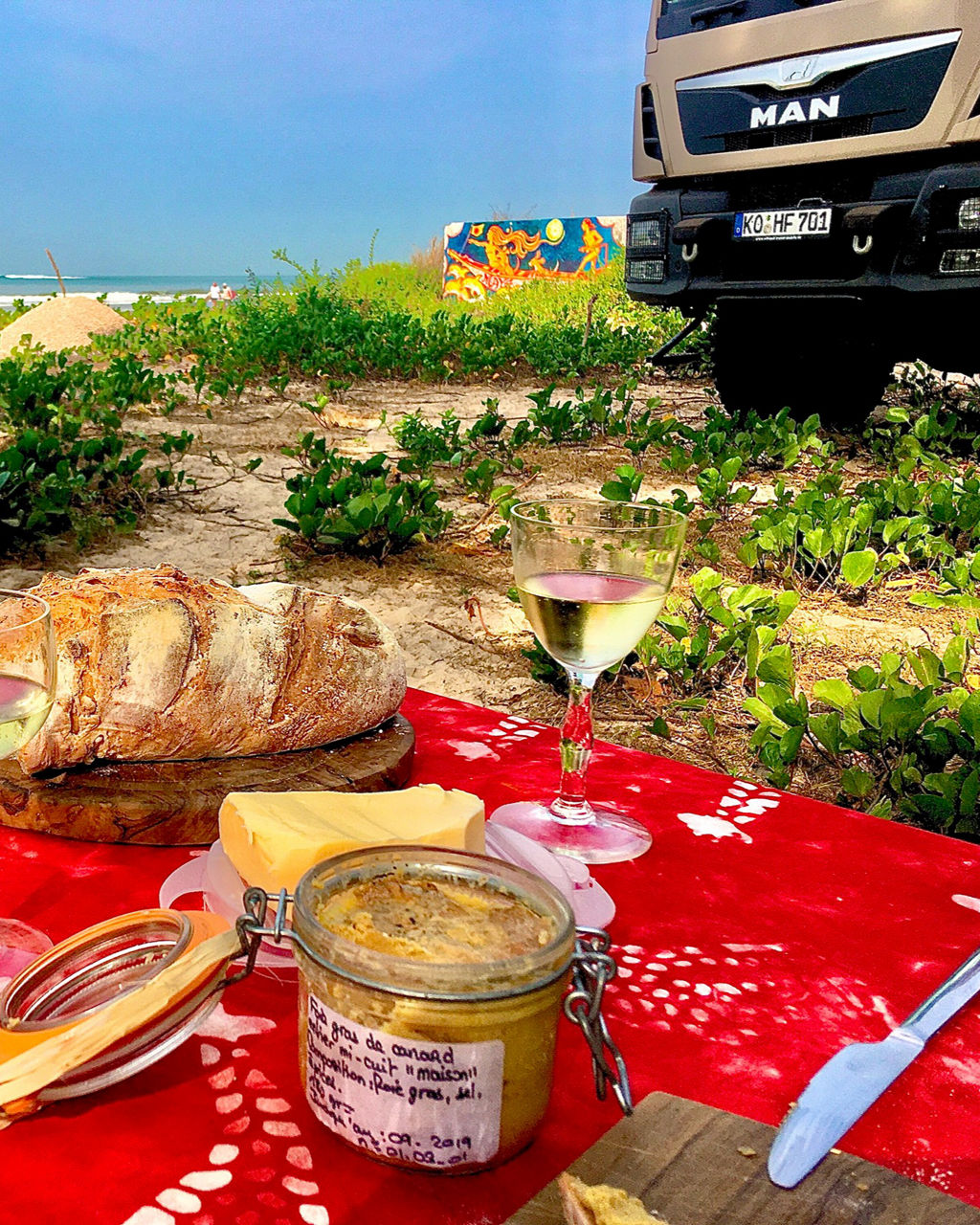 Picknick direkt am Strand und nebenan immer der MAN TGM 13.290